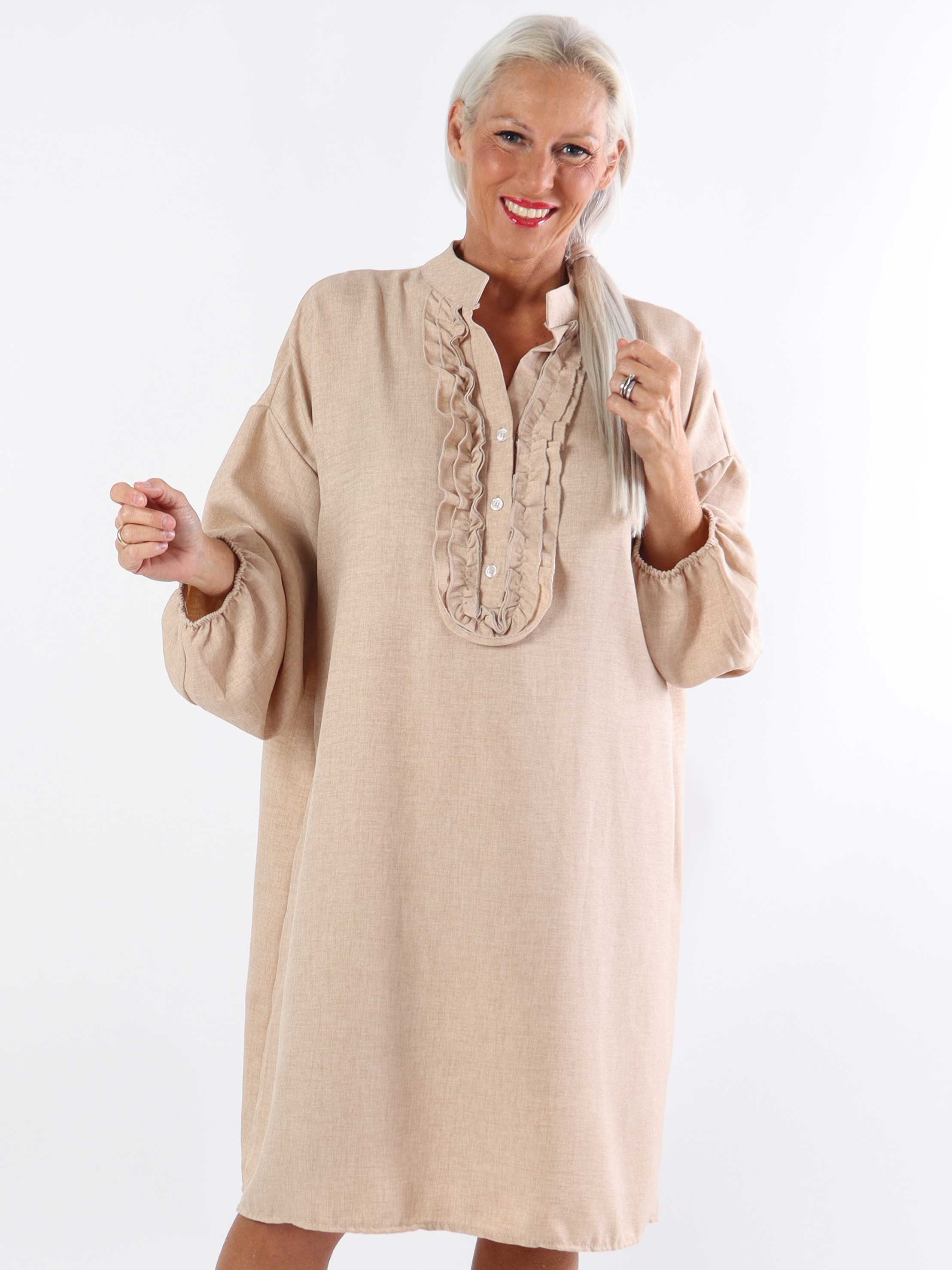 Cassia Plain - Plus size tunikakjole med flæser ved brystet